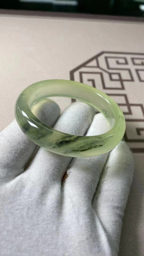 Gelang Lukisan Warna Musim Semi Giok Cui Jade Alami Ukuran 50 * 52mm Ukuran 51.8mm Lebar Sisi 12.7mm Batu giok ini terbentuk secara alami dan polanya acak.