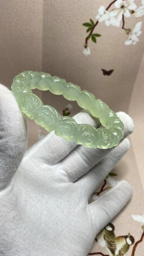 Gelang Bunga Ukiran Giok Cui Alami Ukuran 60-62mm Ukuran 61.5mm Lebar Sisi 12.7mm Giok terjadi secara alami Pola acak Pajak pengiriman sudah termasuk