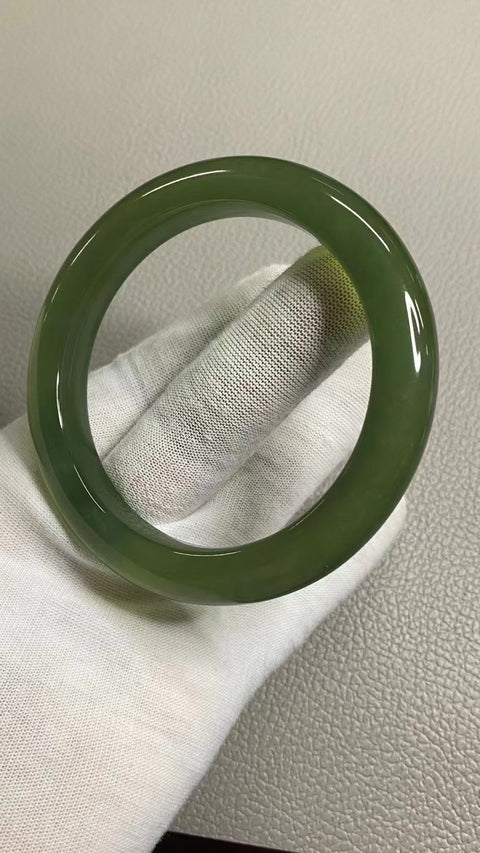 Gelang Hijau Penuh Giok Cui Giok Alami Ukuran 61-63mm Ukuran 62.5mm Lebar Sisi 12mm Giok ini terbentuk secara alami dan polanya acak Sudah termasuk ongkos kirim dan pajak.