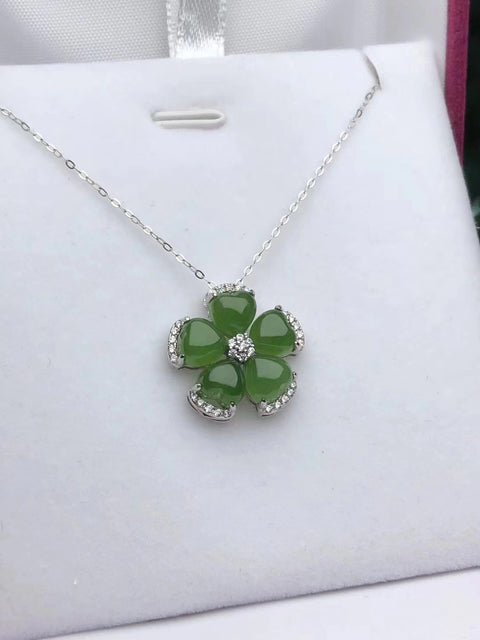 Kalung Bunga Giok Hetian Jade Jasper Alami 925 Tatahan Perak Ukuran 6 * 6mm Giok bersih dan halus serta hangat Sudah termasuk pajak pengiriman.