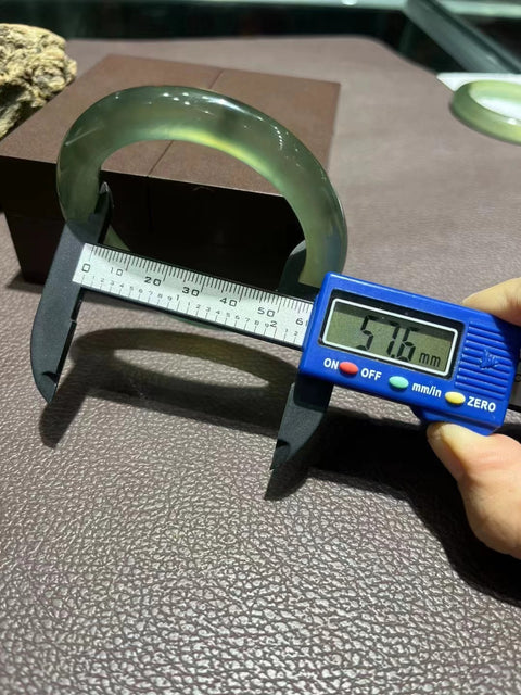 Gelang Giok Cui Alami Giok bersih, halus dan hangat Ukuran 57,6 mm Giok terbentuk secara alami Pola acak Termasuk ongkos kirim dan pajak