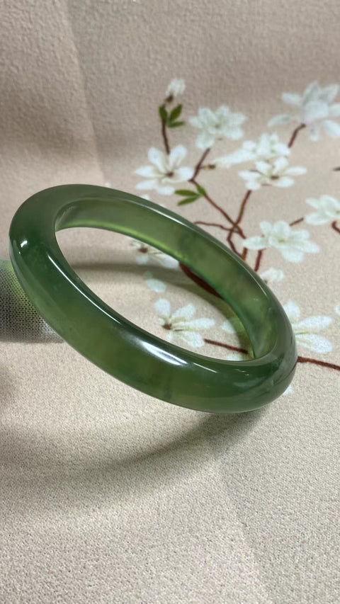 Gelang Bahan Giok Cui Alami 180 Ukuran 62-64mm Ukuran 63.2mm Lebar Sisi 12.2mm Giok terjadi secara alami Pola acak Pengiriman dan pajak sudah termasuk.