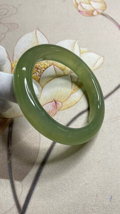 Gelang Hijau Penuh Giok Cui Giok Alami Ukuran 58-60mm Ukuran 59.8mm Lebar Sisi 12.7mm Giok ini semuanya terjadi secara alami Pola acak Termasuk pajak pengiriman.