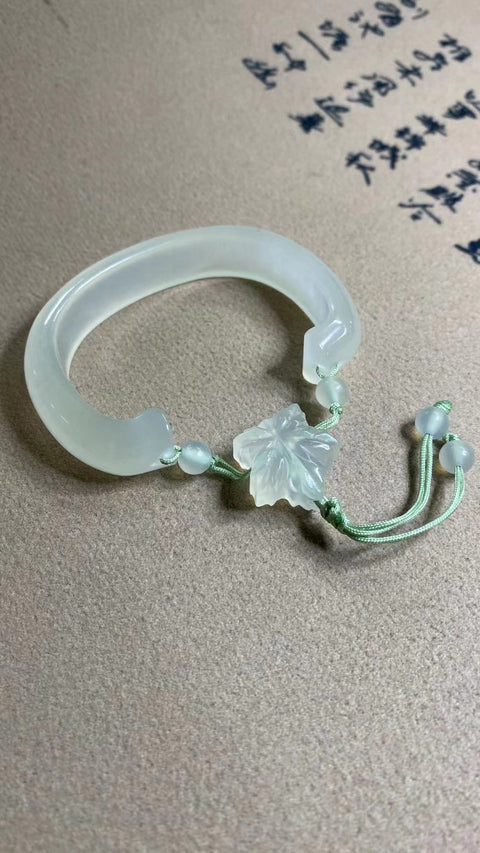 Gelang Giok Giok Cui Giok Alami Ukuran 55-57mm Lebar Sisi 13mm Giok ini terbentuk secara alami dan polanya acak Sudah termasuk pajak pengiriman.