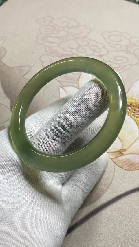 Gelang Tembus Es Giok Cui Giok Alami Ukuran 58-60mm Ukuran 59.2mm Lebar Sisi 9.8mm Giok ini terbentuk secara alami dan polanya acak Sudah termasuk pajak pengiriman.