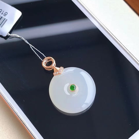 Kalung Giok Giok Hotan Alami Pengaturan Emas 18k Hangat dan elegan di tubuh Ukuran 20mm Tebal 5mm Sudah termasuk ongkos kirim dan pajak.