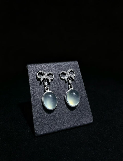 Anting giok Xiuyan dengan bingkai perak dan desain pita. Ukuran 10mm x 8mm. Gratis ongkos kirim dan pajak.