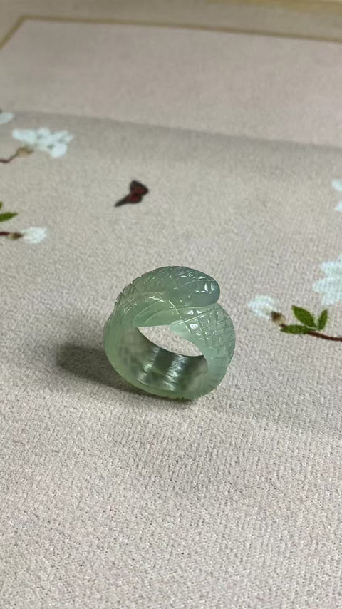 Cincin Hijau Es Giok Cui Giok Alami Ukuran 20.3mm Giok halus dan hangat, gaya yang indah, diukir dengan tangan, sudah termasuk ongkos kirim dan pajak.