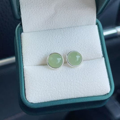 Anting Giok Giok Hetian Alami 925 bertatahkan perak Warna yang indah Ukuran 9,5 mm Giok baik-baik saja dan hangat Sudah termasuk pajak pengiriman.