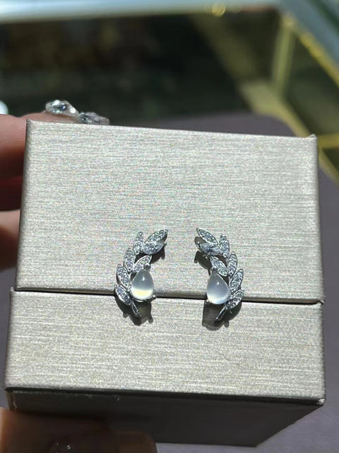 Anting-anting Batu Giok Cui Jade dengan warna perak 925. Giok yang bersih, halus, dan hangat. Gayanya simpel dan elegan, sudah termasuk pajak pengiriman.