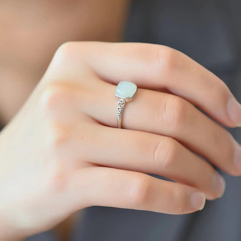 Cincin Giok Hetian Alami yang terbuat dari perak 925, giok yang bersih, halus dan hangat, gaya baru, ukuran 8 * 8mm, sudah termasuk ongkos kirim dan pajak.