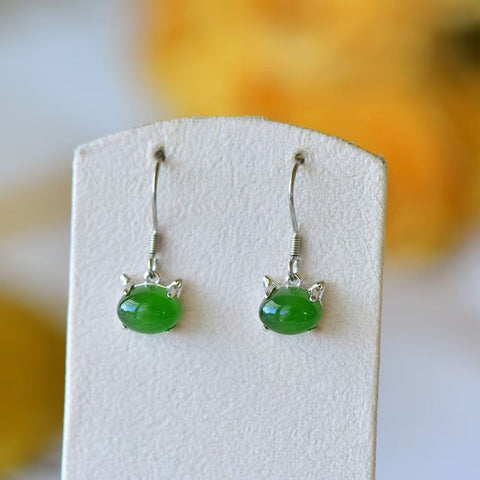 12007 Anting-anting Anak Kucing Jasper Alami yang terbuat dari perak 925. Batu gioknya halus dan hangat.