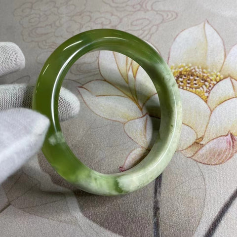 Gelang Giok Cui Alami Qingti Milkcap Ukuran 62-64mm Ukuran 63.3mm Lebar Sisi 13mm Giok ini semuanya muncul secara alami Pola-polanya acak Sudah termasuk pajak pengiriman.