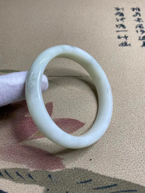 Gelang Giok Cui Alami Ukuran 59-61mm Ukuran 60.3mm Lebar Samping 13.2mm Giok terjadi secara alami Pola acak termasuk pajak pengiriman