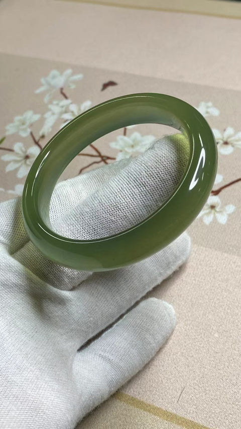Gelang Hijau Penuh Giok Cui Giok Alami Ukuran 52-54mm Ukuran 53mm Lebar Sisi 12mm Giok ini terbentuk secara alami dan polanya acak Sudah termasuk ongkos kirim dan pajak.