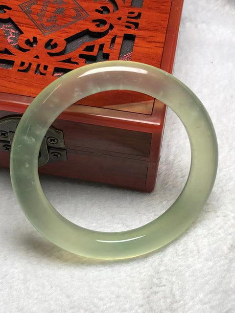 Gelang Garis Kecantikan Giok Cui Giok Es Cui Giok Alami Ukuran 57mm Giok ini bagus dan hangat Giok ini terbentuk secara alami Pola-polanya acak Sudah termasuk pajak pengiriman