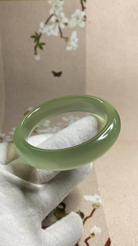 Gelang Hijau Es Giok Cui Giok Halus Ukuran 49-51mm Ukuran 50.6mm Lebar Samping 12.3mm Giok terjadi secara alami Pola acak Pengiriman dan pajak sudah termasuk.