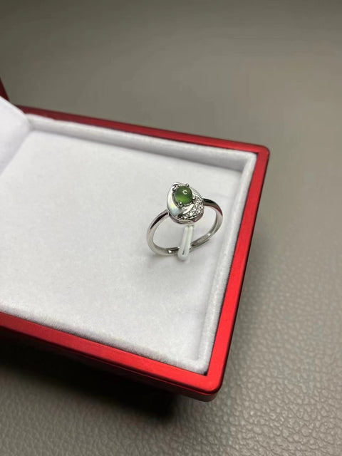 Cincin Giok Alami dari perak 924 dengan ukuran bezel yang dapat disesuaikan Giok 4mm bersih, halus, dan hangat Sudah termasuk ongkos kirim dan pajak.