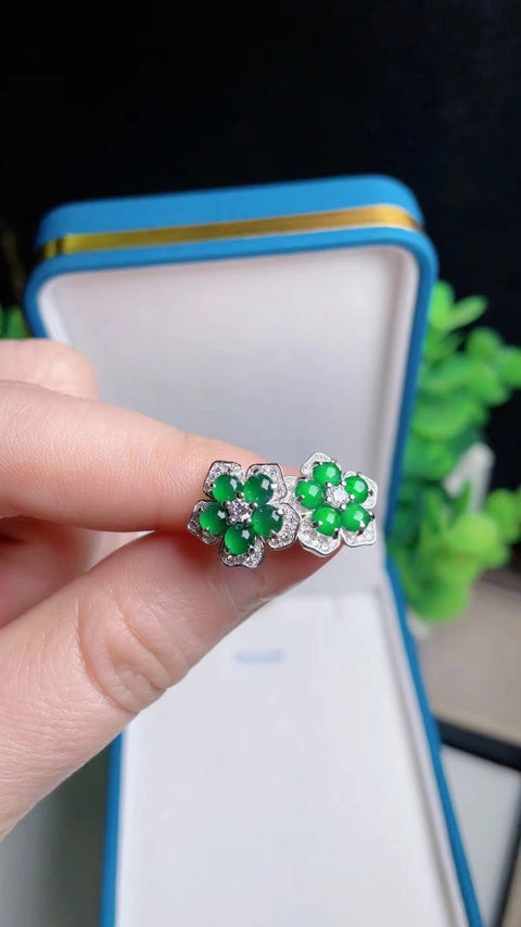 Anting-anting Jadeite Alami dengan warna perak 925 Spicy Green Ukuran 0.3 Tekstur halus Sudah termasuk ongkos kirim dan pajak.