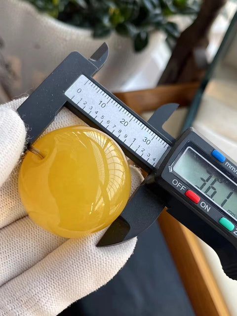 Liontin Jepitan Putri Lilin Lebah Alami Ukuran seperti yang ditunjukkan Berat penuh dan bulat 17.69g Tekstur halus dan hangat Sudah termasuk ongkos kirim dan pajak.