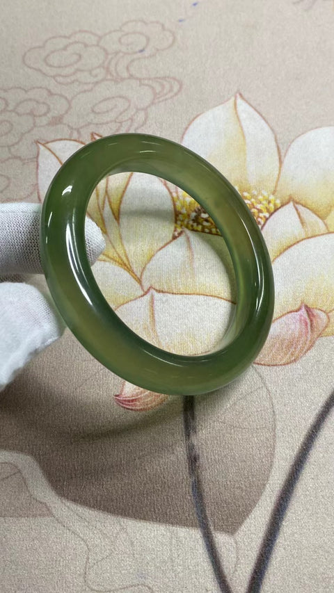 Gelang Hijau Penuh Giok Cui Alami Ukuran 57-59mm Ukuran 58.3mm Lebar Sisi 11.2mm Giok terjadi secara alami Pola acak Pengiriman dan pajak sudah termasuk.