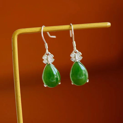 Anting Jasper Alami Giok yang bersih, halus dan hangat Ukuran 10 * 14mm Penuh dengan air 925 perak termasuk pajak pengiriman.