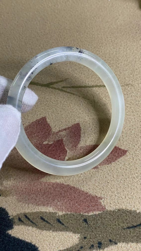 Gelang Giok Ciu Alami Ukuran 55-57mm Ukuran 56.8mm Harga Detik Giok adalah semua pola alami dan acak Pengiriman dan pajak sudah termasuk.