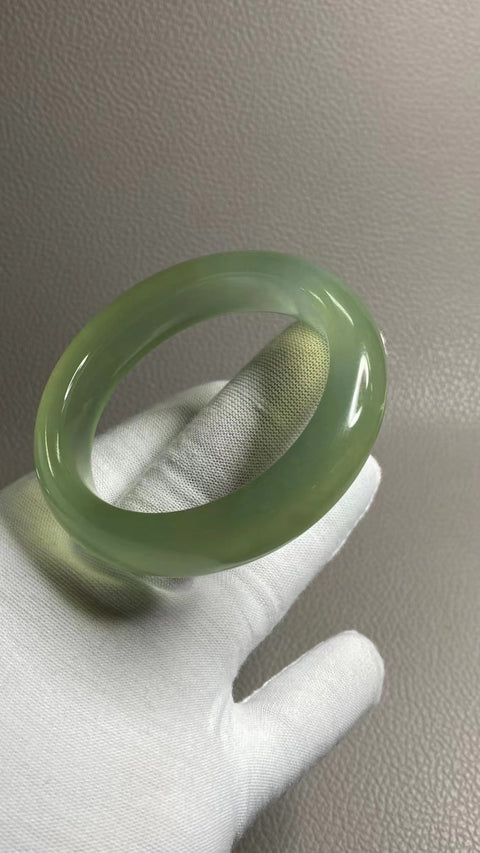 Gelang Giok Cui Alami Ukuran 53-55mm Ukuran 54.5mm Lebar Sisi 14.5mm Giok terjadi secara alami Pola acak Pengiriman dan pajak sudah termasuk.