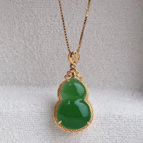 Kalung Labu Jasper Alami Warna hijau buah sangat indah Giok bersih dan halus serta berminyak Pengaturan emas 18k Ukuran 10 * 15mm Dengan Sertifikat Inspeksi Negara + Rantai Perak Berwarna-warni Sudah termasuk pajak pengiriman.