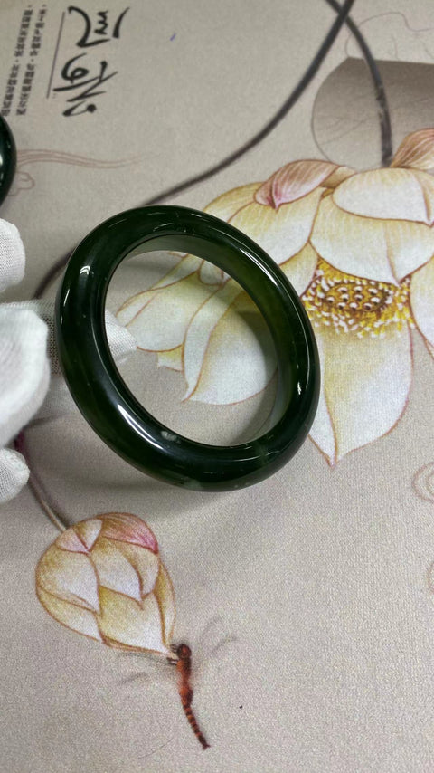 Gelang Giok Halus, kaliber 53,9 mm, lebar 11,7 mm Giok muncul secara alami dengan pola acak sudah termasuk pajak pengiriman