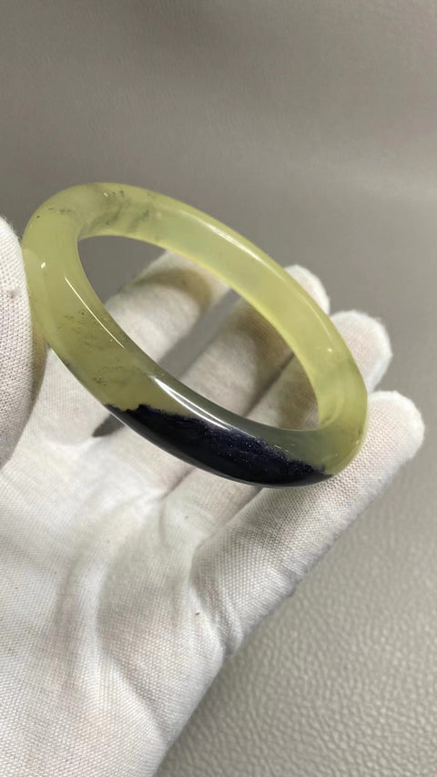 Gelang Lukisan Pemandangan Giok Cui Alami Ukuran 59-61mm Ukuran 60.2mm Lebar Sisi 11.3mm Batu giok ini memiliki pola yang muncul secara alami dan acak Sudah termasuk pajak pengiriman.