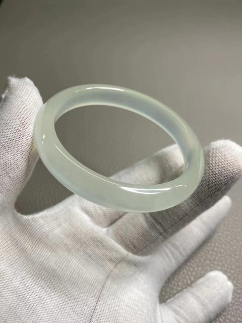 Gelang Es Giok Cui Giok Alami Ukuran 54-56mm Ukuran 55.4mm Lebar Sisi 10mm Giok ini terbentuk secara alami dan polanya acak Sudah termasuk pajak pengiriman.