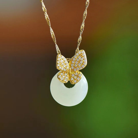 3260.2 Kalung Kupu-kupu Giok Hetian Alami dengan Jepitan Putri Emas Batu gioknya bersih dan halus, terbuat dari perak 925. Gayanya baru dan unik, sudah termasuk ongkos kirim dan pajak.