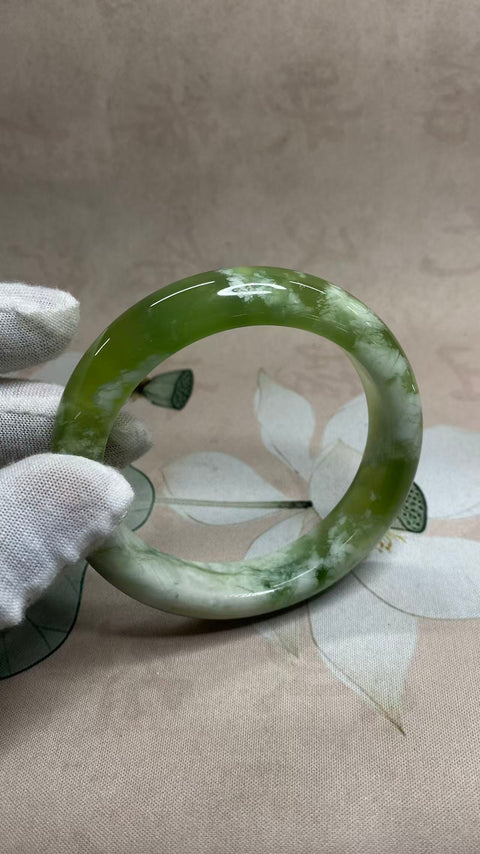Gelang Gelang Cui Giok Hijau Titi Milkcap Ukuran 62.8mm Lebar 14.3mm Giok adalah batu giok yang terbentuk secara alami Pola acak Sudah termasuk pajak pengiriman.
