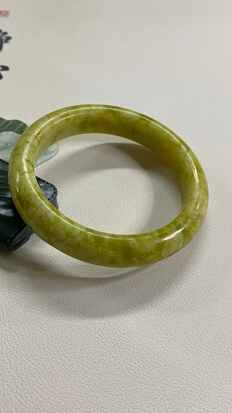 Gelang Bunga Emas Ciu Giok Alami Giok bersih dan halus Ukuran 61-63mm Ukuran 62.2mm Lebar sisi 13.5mm Giok semuanya terjadi secara alami Pola acak Termasuk pajak pengiriman.