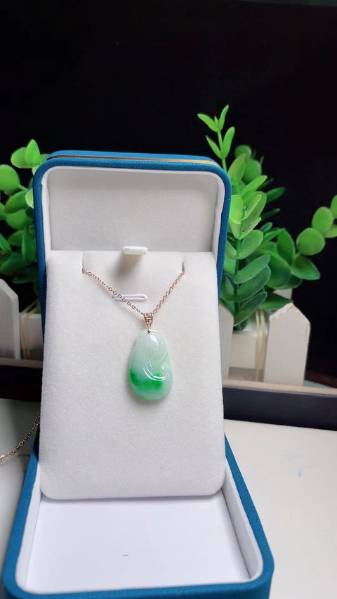 Kalung Jadeite Ruyi Alami Pengaturan Emas 18k Ukuran 2.5 * 1.6cm Batu giok bersih, halus dan hangat dengan pola yang indah sudah termasuk pajak pengiriman.