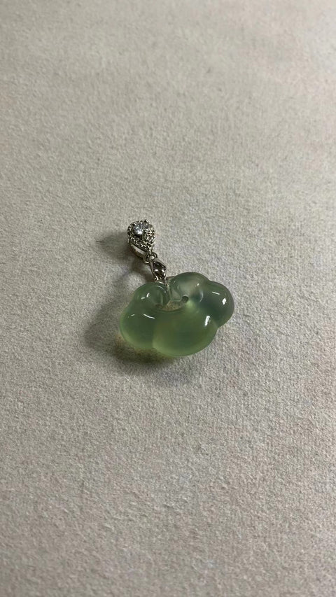 Liontin Hijau Es Giok Cui Giok Alami Ukuran 23 * 18mm Giok bersih, halus dan hangat Sudah termasuk pajak pengiriman.