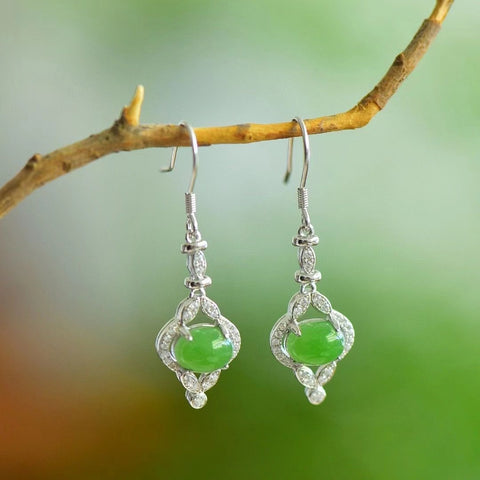 Anting-anting giok alami yang terbuat dari perak 925 dengan kualitas giok yang halus dan pengerjaan yang sangat indah. Pengiriman dan pajak sudah termasuk.