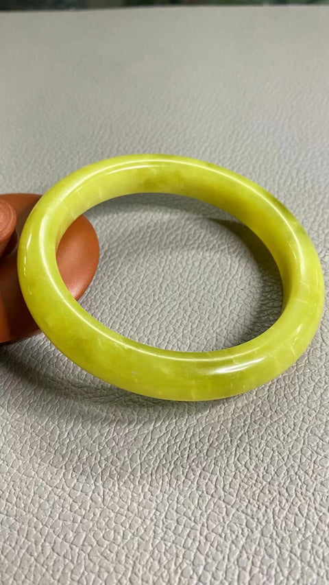 Gelang Bunga Emas Giok Cui Giok Alami Ukuran 62-64mm Ukuran 64mm Lebar Samping 12mm Batu giok ini terbentuk secara alami dan polanya acak Sudah termasuk pajak pengiriman.