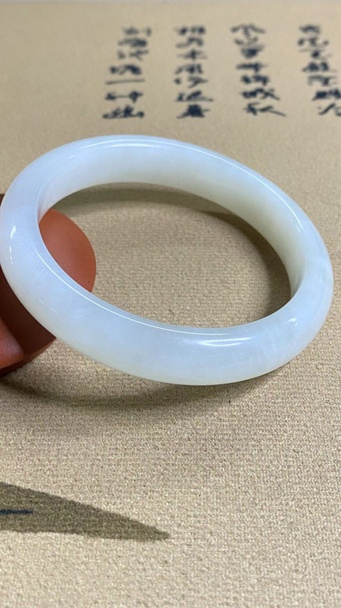 Gelang Cahaya Bulan Putih Giok Cui Giok yang Indah Ukuran 60.5mm Lebar 12.8mm Giok terjadi secara alami Pola acak Termasuk pajak pengiriman.