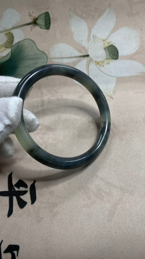 Gelang giok Xiuyan yang indah dengan warna krem, Diameter : 62mm, ketebalan gelang: 8,2mm. Semua Batu Terbentuk Secara Alami. Gratis Ongkos Kirim Dan Pajak.