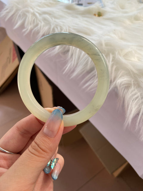 Gelang Giok Cui Alami Ukuran 55-57mm Ukuran 56.8mm Giok ini terbentuk secara alami dan polanya acak Termasuk pajak pengiriman.