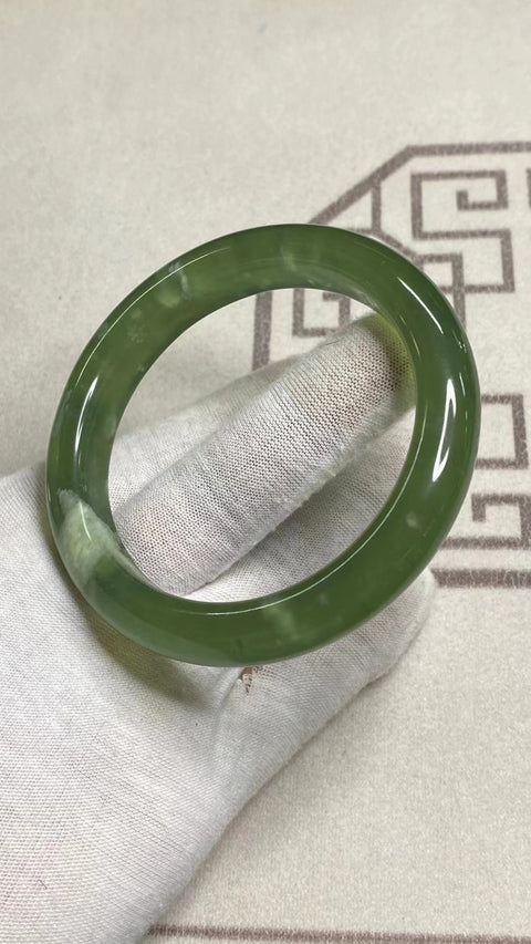 Gelang Giok Giok Terapung Hijau Penuh Giok Cui Alami Ukuran 60-62mm Ukuran 61.8mm & nbsp; Lebar Sisi 12.8mm Giok terjadi secara alami Pola acak Termasuk Pajak Pengiriman