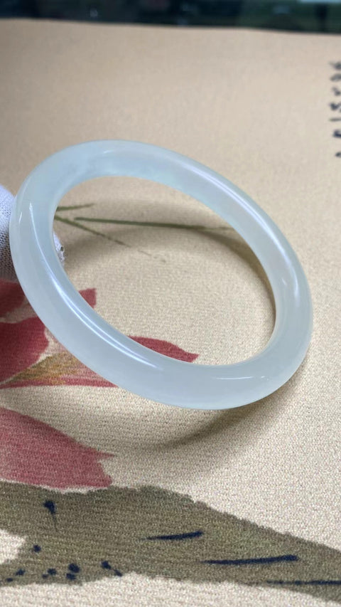 Gelang Cahaya Bulan Putih Giok Cui Giok Alami Ukuran 57-59mm Ukuran 58.8mm Lebar Sisi 9.5mm Giok semuanya terjadi secara alami Pola acak termasuk pajak pengiriman