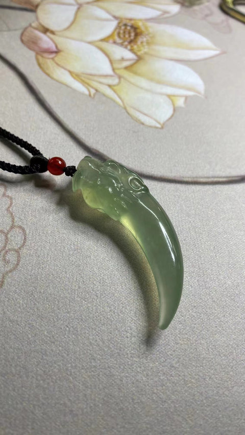 Liontin Gigi Naga Giok Cui Jade Alami Ukuran 59.8 * 18.6mm Gaya Unik Termasuk ongkos kirim dan pajak.