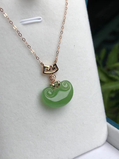 Liontin Kunci Ruyi Hijau Apel Jasper Alami Pengaturan Emas 18k Ukuran 16.5 * 5.5mm Gaya Giok yang elegan dan murah hati halus dan hangat Termasuk biaya pengiriman dan pajak.