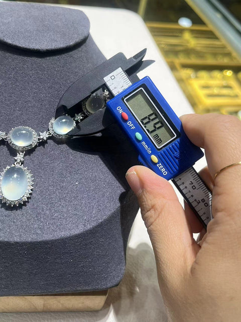Kalung Giok Alami dengan Telur Besar Giok ini bersih, halus, dan hangat. Ukuran seperti yang ditunjukkan. 925 Perak Termasuk ongkos kirim dan pajak.