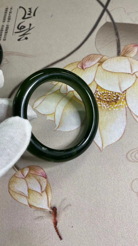 Gelang Giok Halus, kaliber 53,9 mm, lebar 11,7 mm Giok muncul secara alami dengan pola acak sudah termasuk pajak pengiriman