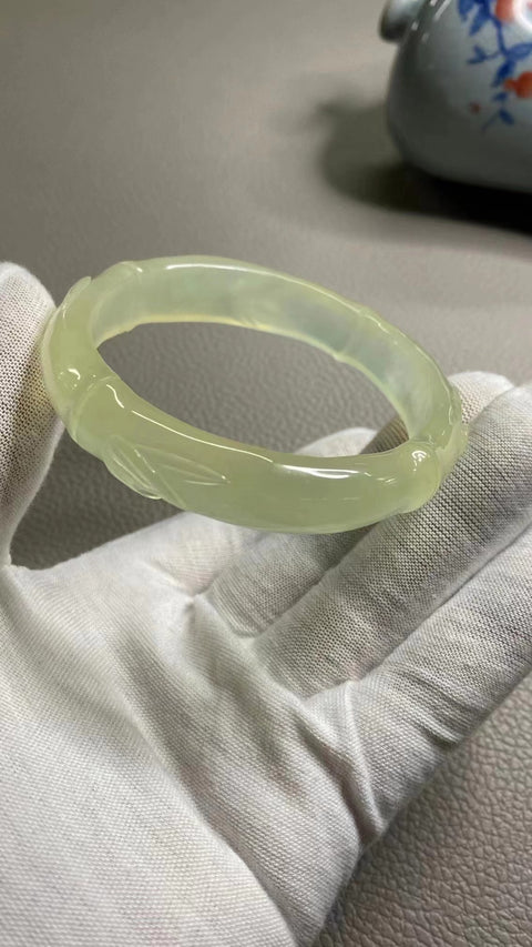 Gelang Ukiran Bambu Giok Cui Giok Alami Ukuran 58-60mm Ukuran 59.3mm Lebar Samping 13.2mm Giok bersih, halus dan hangat Sudah termasuk pajak pengiriman.