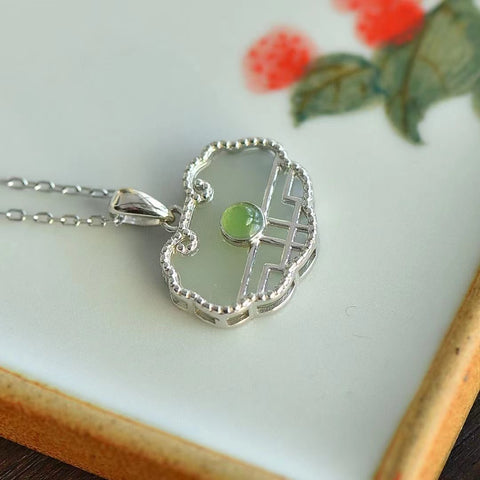 26265 Kalung Giok Hetian Alami yang terbuat dari perak 925; Giok itu bersih, halus, dan hangat. Gayanya cantik dan anggun.